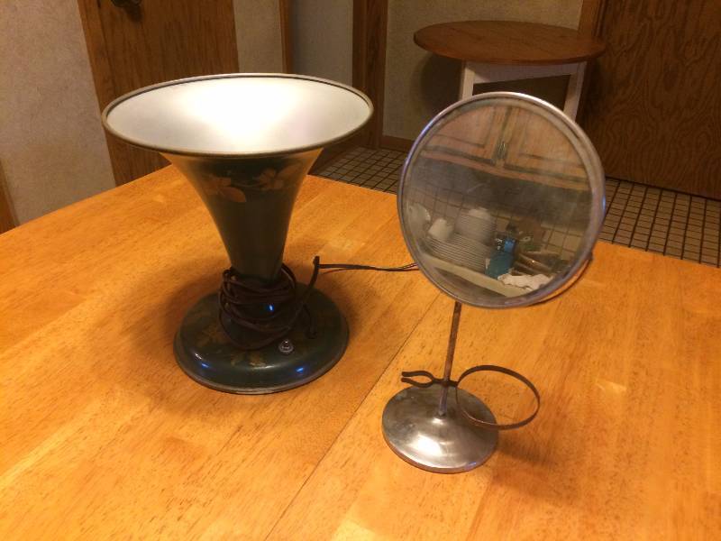 lot 290 image: Vintage Vanity Mirror and a Vintage Lamp