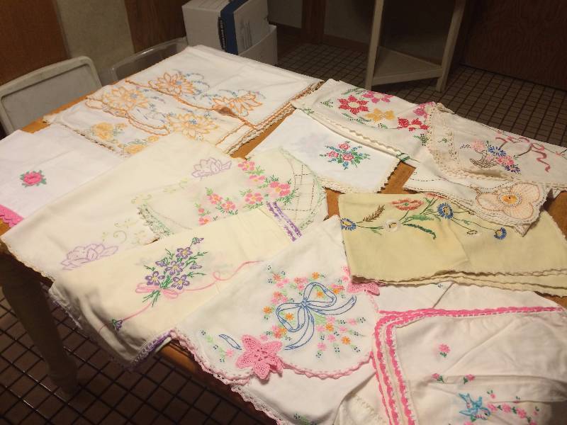 lot 293 image: Eighteen Vintage Hand Embroidered Doylies