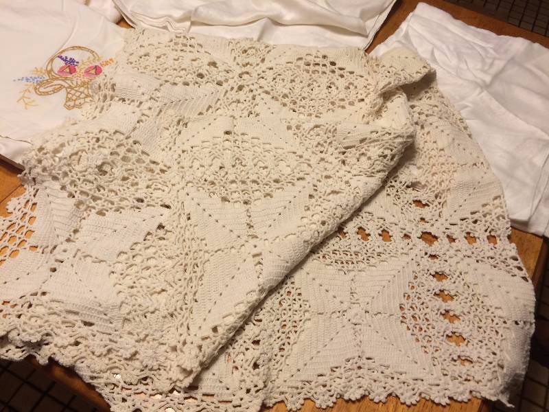 lot 296 image: Five Vintage Table Linens