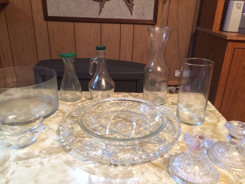 lot 301 image: Clear and Cut Glass Pieces