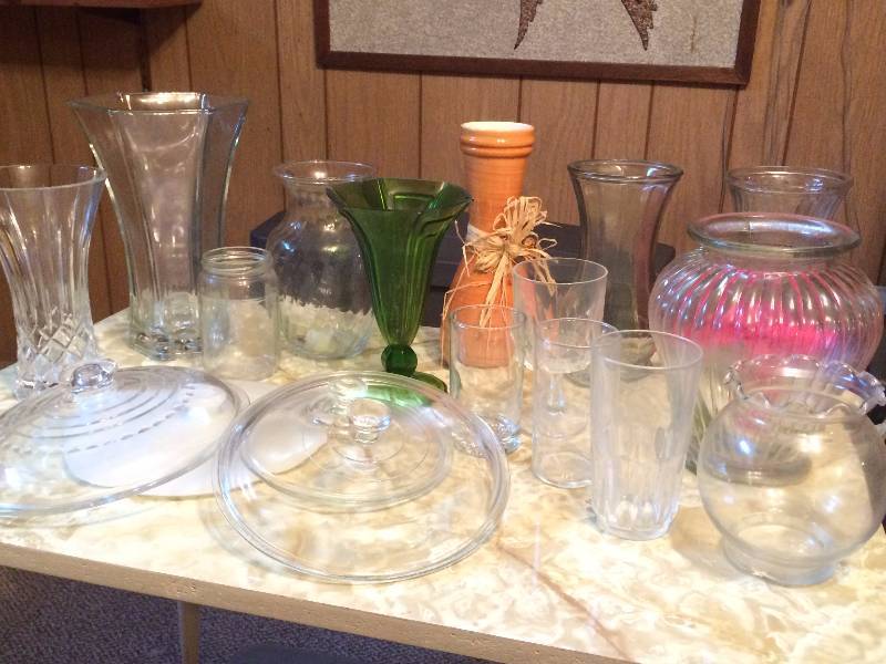 lot 302 image: Clear and Cut Glass Pieces