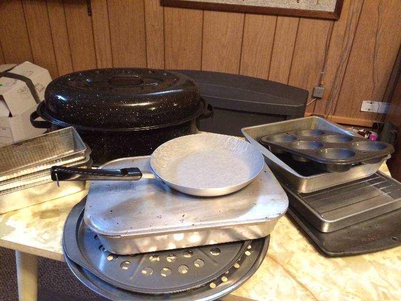lot 305 image: Miscellaneous Cooking and Baking Pans
