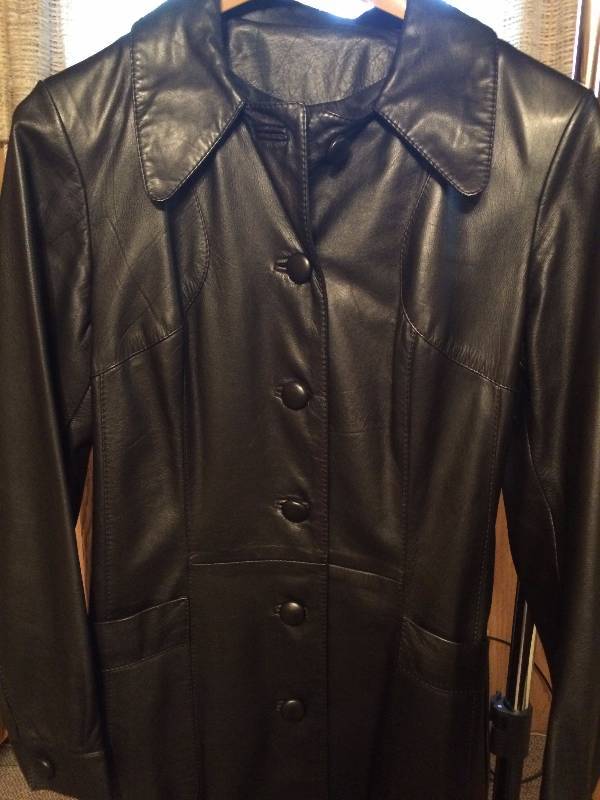 lot 359 image: Gorgeous Soft Black Leather Coat