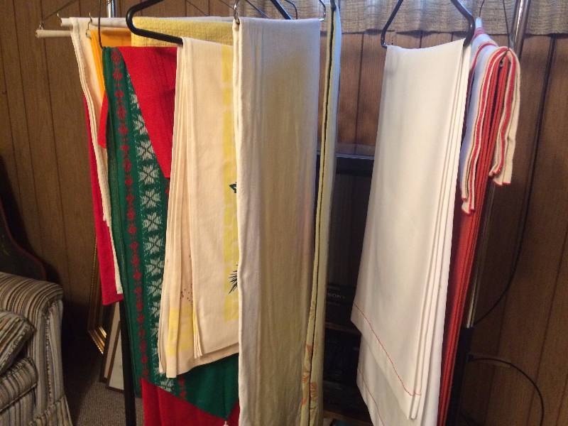 lot 370 image: Ten Table Linens