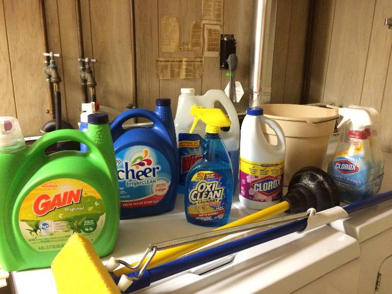 lot 395 image: Laundry and Cleaning Supplies