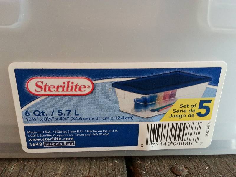 lot 402 image: (5) 6 Quart Containers  Partial Roll of Bubblewrap