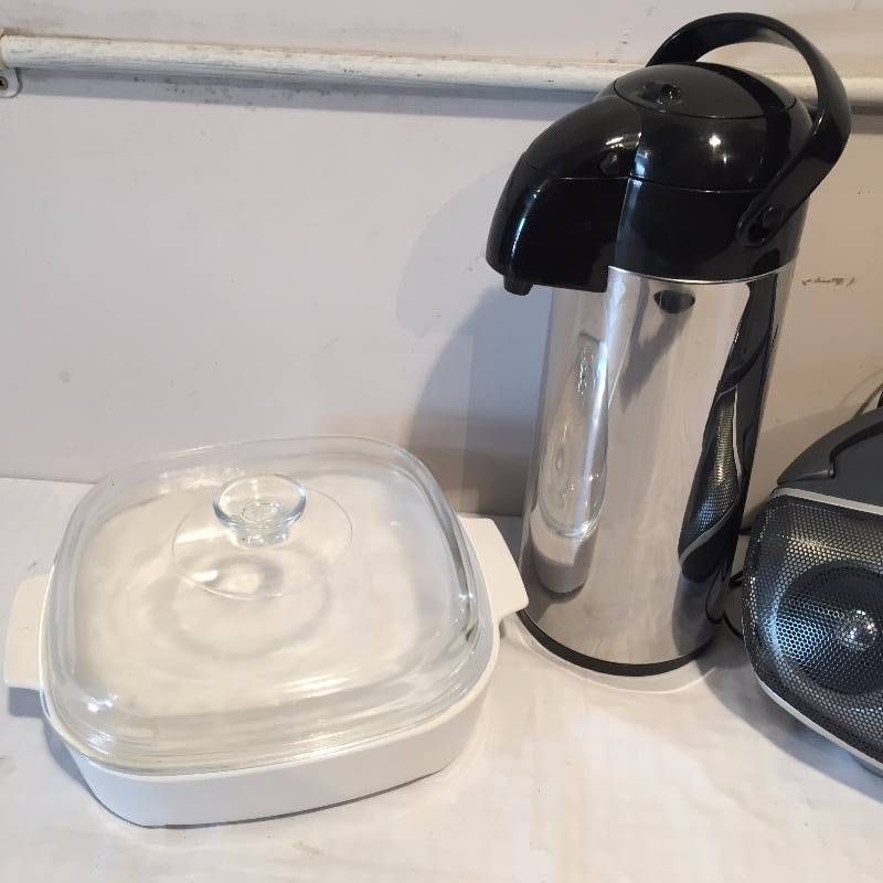 RADIO, GLASSWARE AND COFFEE SERVER