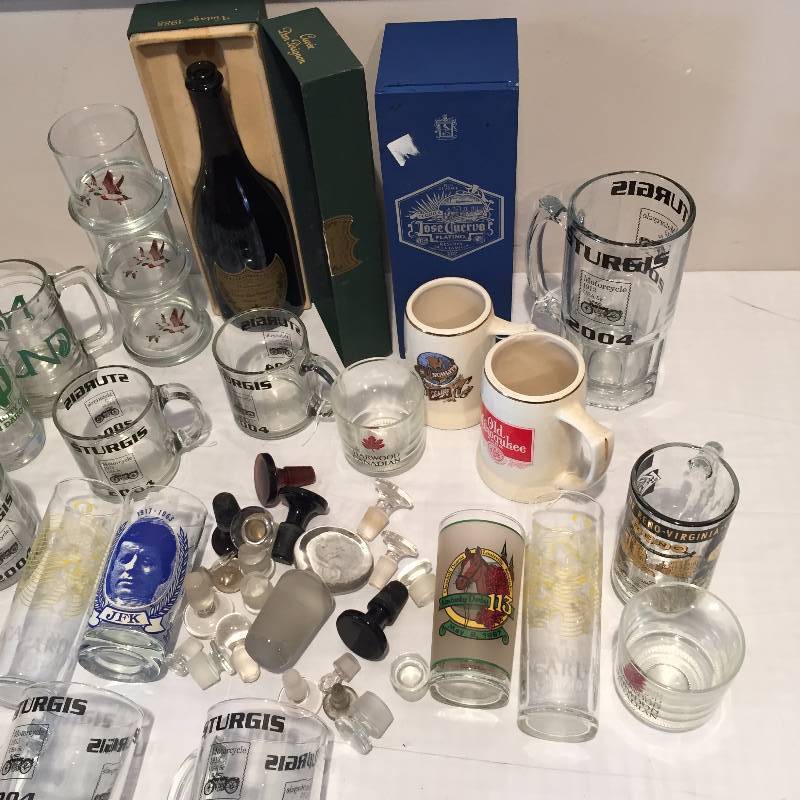 GLASSES UND, MUGS AND VINTAGE BOXES