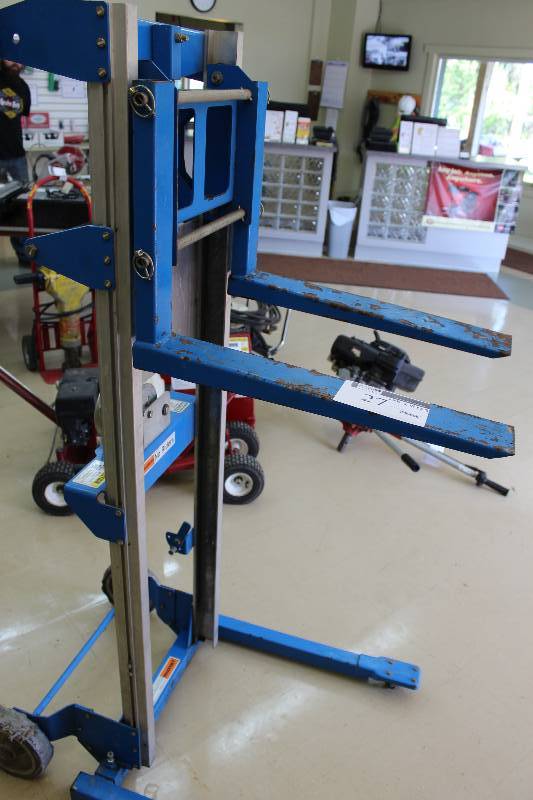 lot 27 image: Genie Lift Pallet Lift 27.5 x 41 x 67.5.