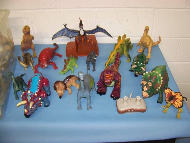 lot 11 image: Dinosaur Island Playset and many Dinosaurs