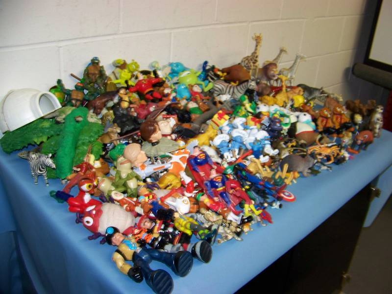 lot 14 image: Action Figures, Animals, Movie Characters and many more Minifigures  Mini-Figures