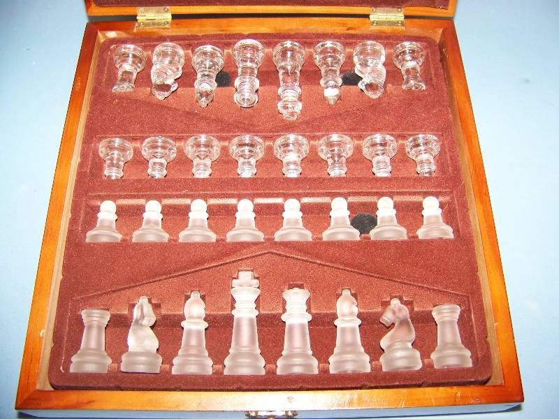 lot 19 image: Mirrored Chess Board in Wooden Case with Storage for Chess Pieces