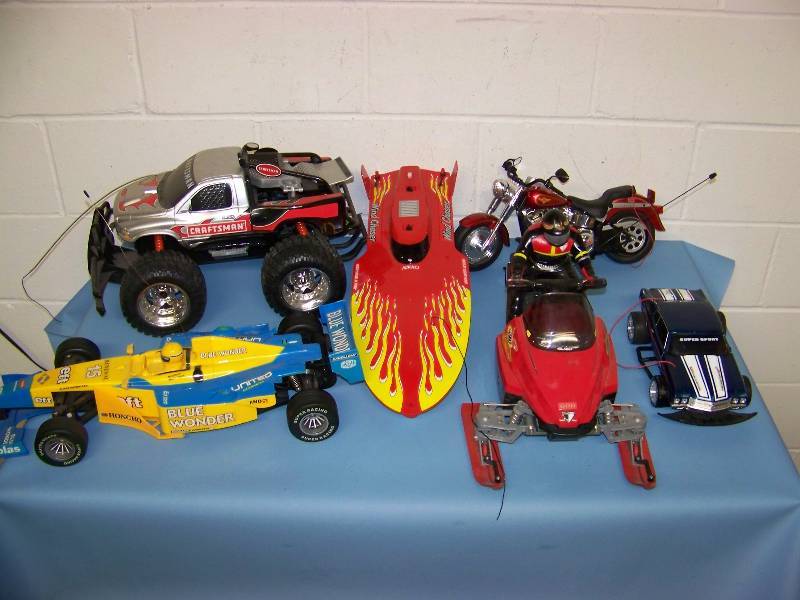 lot 6 image: RC (Radio Controlled, Remote Controlled) Vehicles, Controllers and Batteries