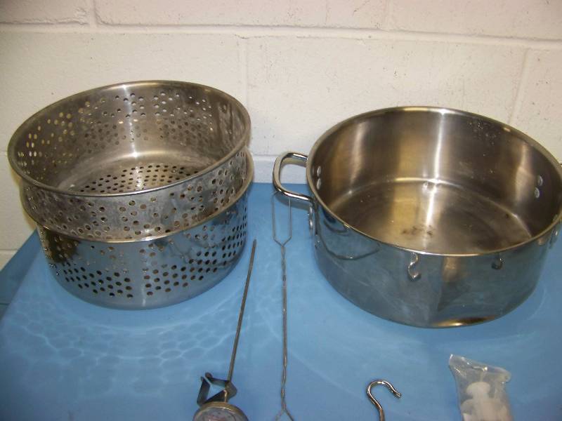 lot 28 image: Deep Fryer Cooking Pot and Accessories