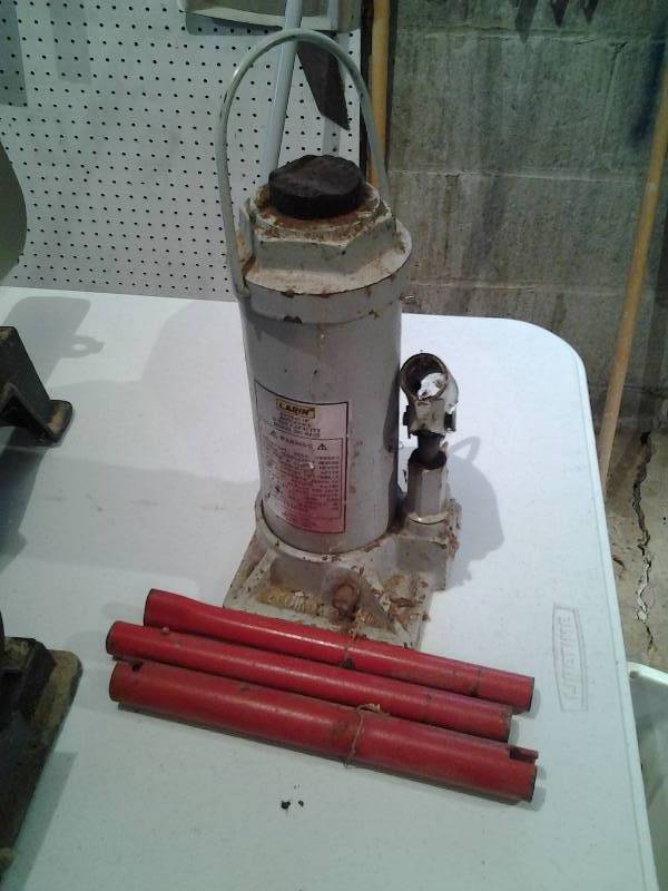 lot 2 image: Larin 12 Ton Hydraulic Bottle Jack