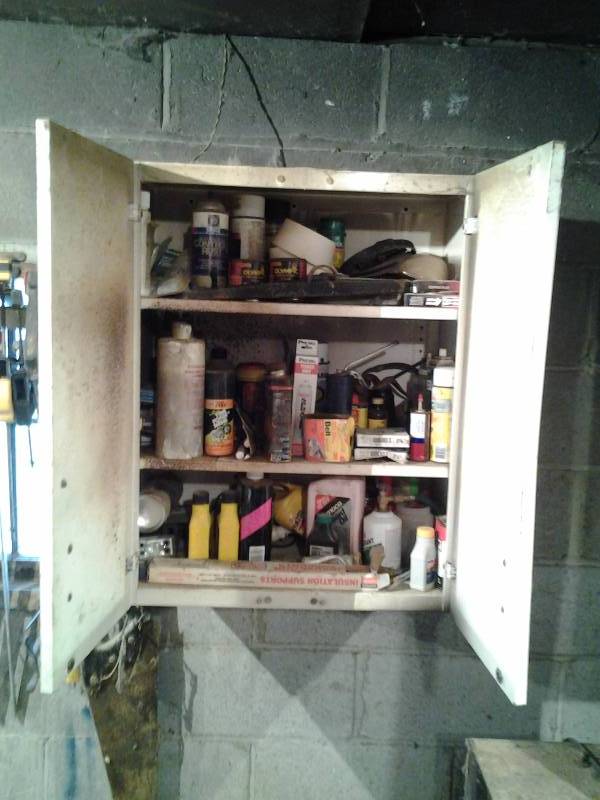 lot 5 image: Cabinet & Contents 24x30