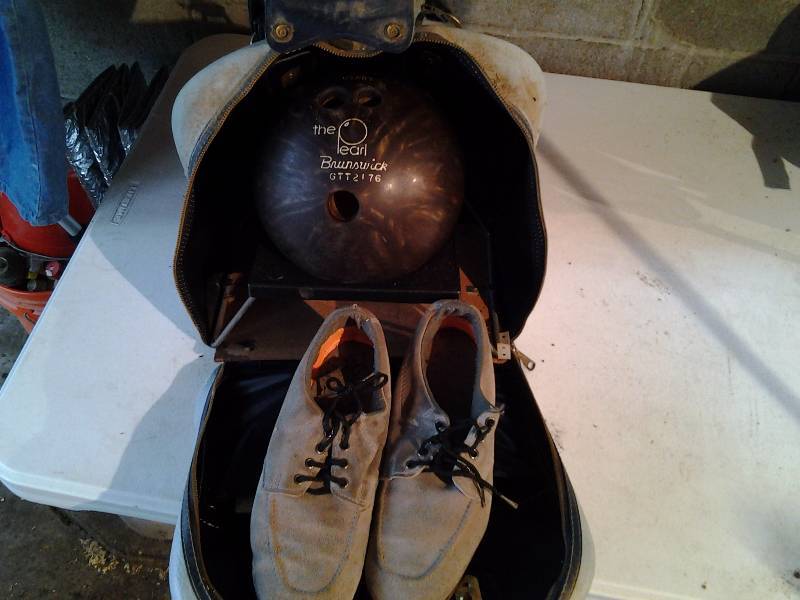 lot 42 image: Bowling Ball, Bag & Leather Shoes (Size 9)