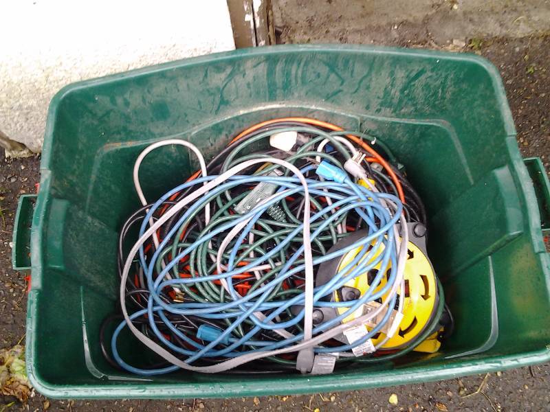 lot 62 image: Tub Of Extension Cords