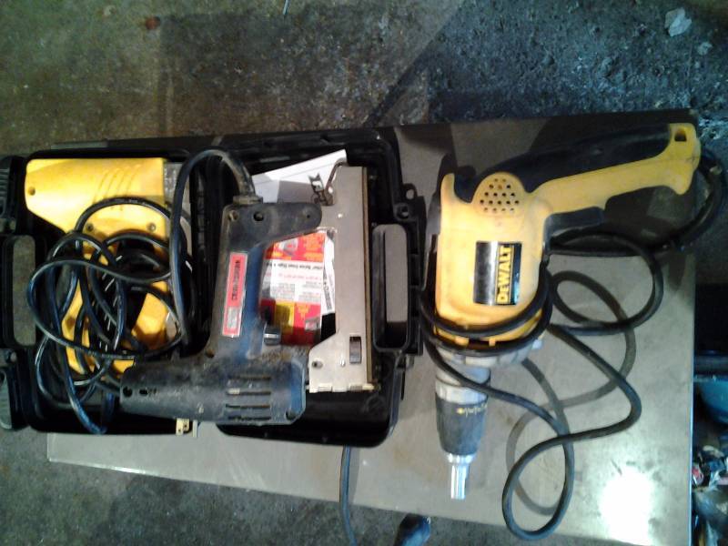 lot 103 image: 2-Electric Staplers, 1-Dewalt Screw Gun