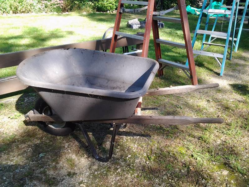 lot 122 image: True Temper Wheel Barrow