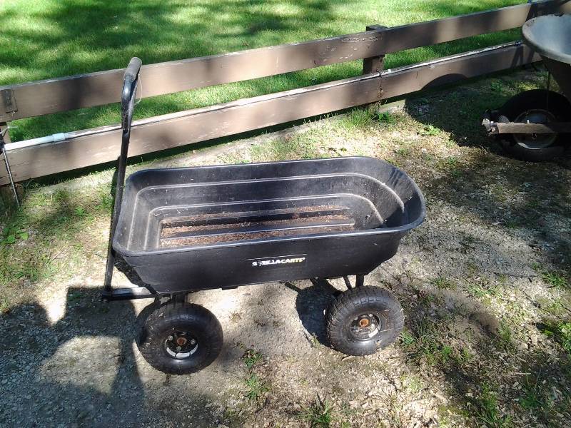 lot 123 image: Gorilla Garden Dump Cart