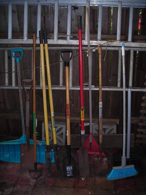 lot 129 image: Post Hole Digger, Scraper, Shovels, Broom & Dust Pan