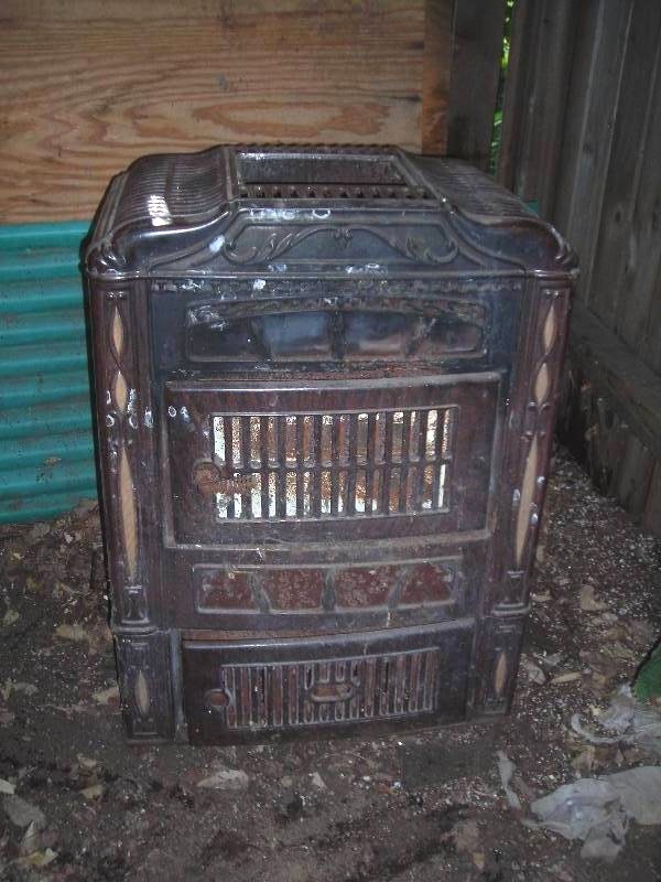 lot 132 image: Rusty Old Stove - Not Functional - For Decorative Purpose Only