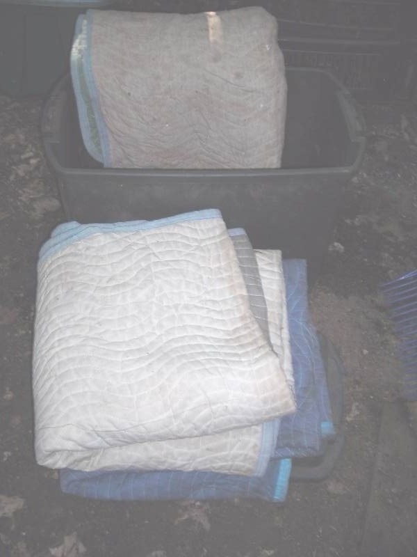 lot 135 image: Tub Of PackingMoving Blankets