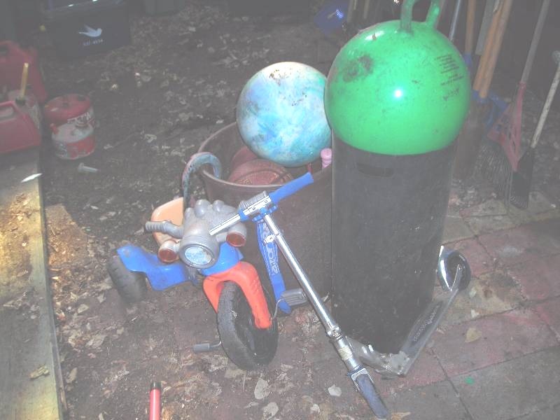 lot 138 image: Ride On Toys, Barrel Of Balls & Bats