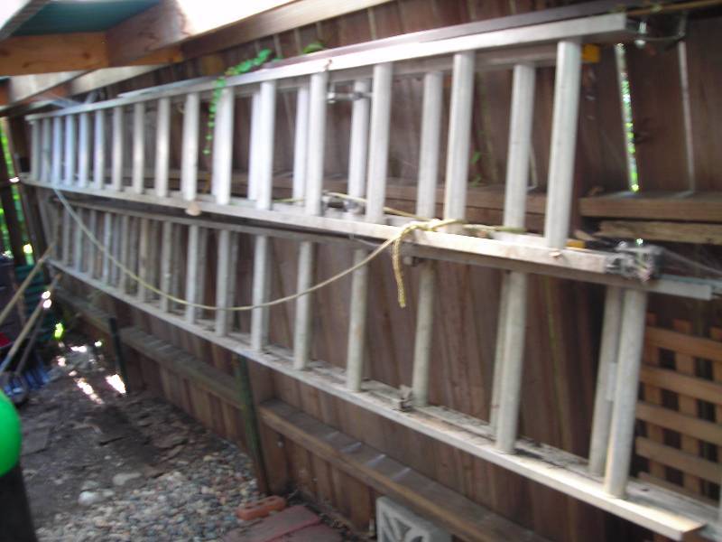 lot 140 image: 32 Ft Aluminum Extension Ladder (Bottom One In Photo)