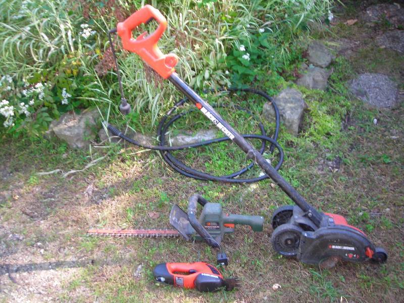 lot 142 image: Black & Decker Edger, Hedger & Trimmer