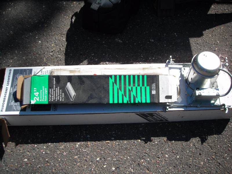 lot 163 image: Lot Of Fluorescent Lights & 1-Recessed Can Fixture