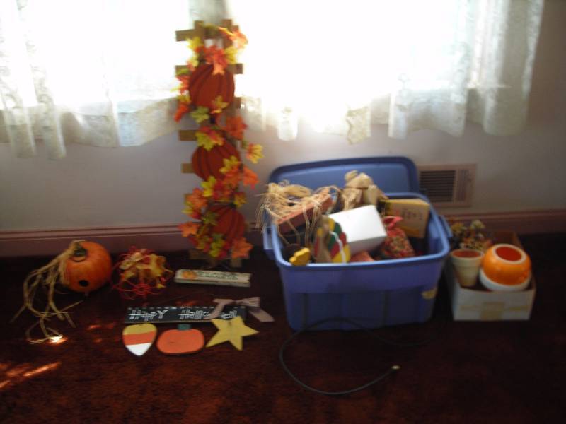 lot 186 image: Lot Of Halloween, Thanksgiving & Fall Decor