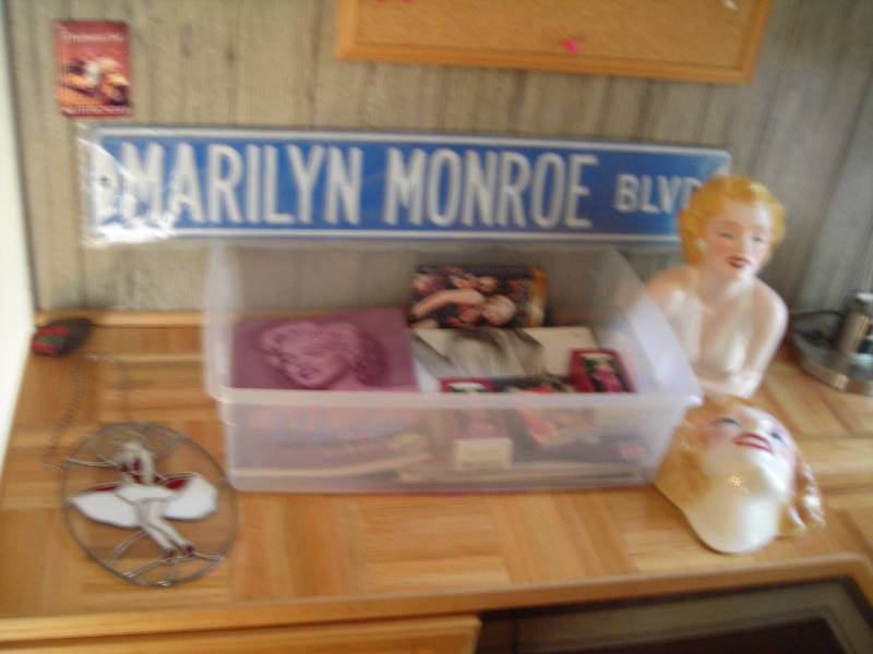 lot 193 image: Marilyn Monroe Collection (Ceramic Figures, Sign, More)