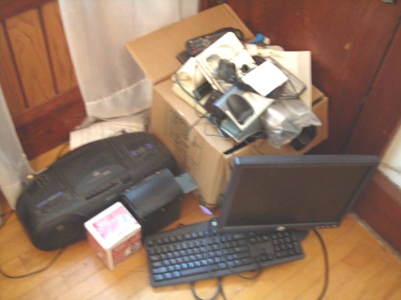 lot 204 image: Computer Parts, Telephones, Radio, Electronics