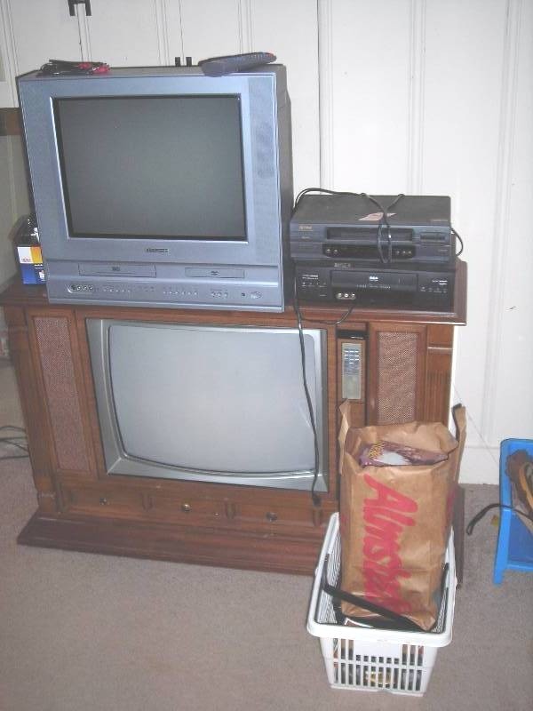lot 215 image: 2-TVs, 2-VCRs Bag Of Videos