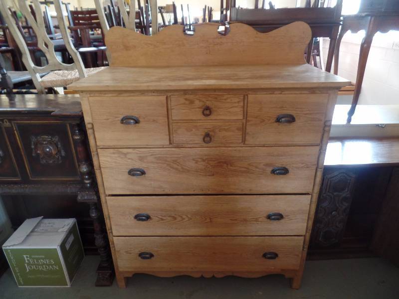 lot 2 image: Large Vintage Dresser
