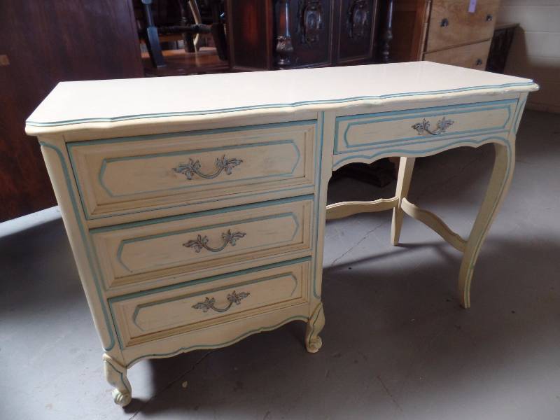 lot 5 image: Vintage Desk and Chair