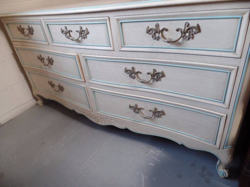 lot 6 image: Vintage Dresser