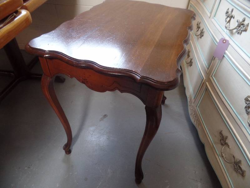 lot 11 image: End Table