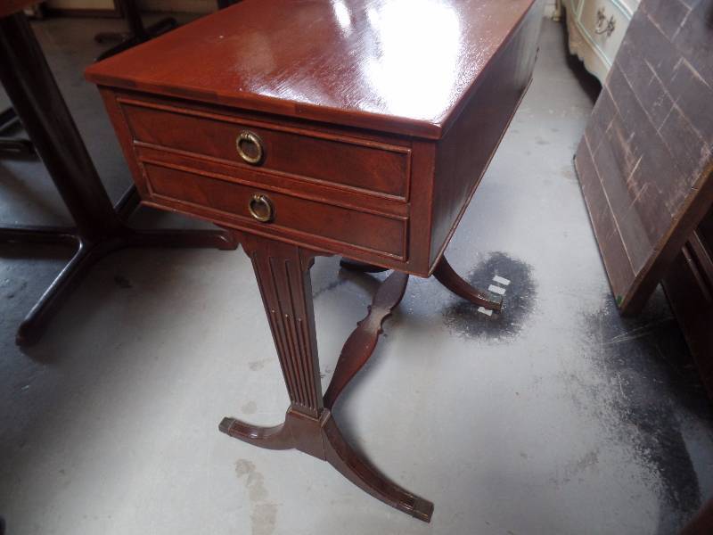 lot 12 image: Federal Style Table