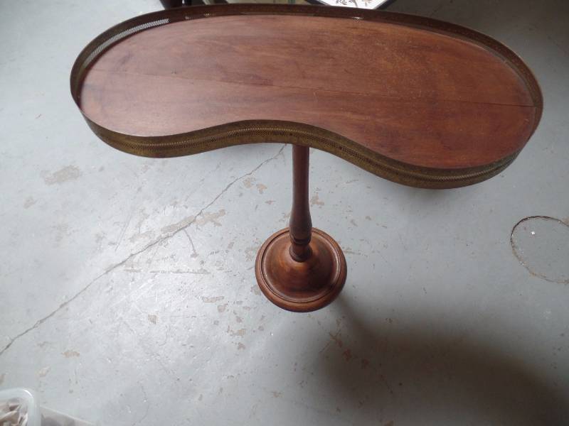 lot 20 image: Vintage Accent Table