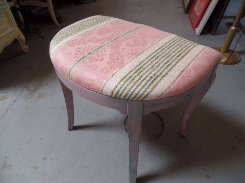 lot 23 image: Vanity Stool