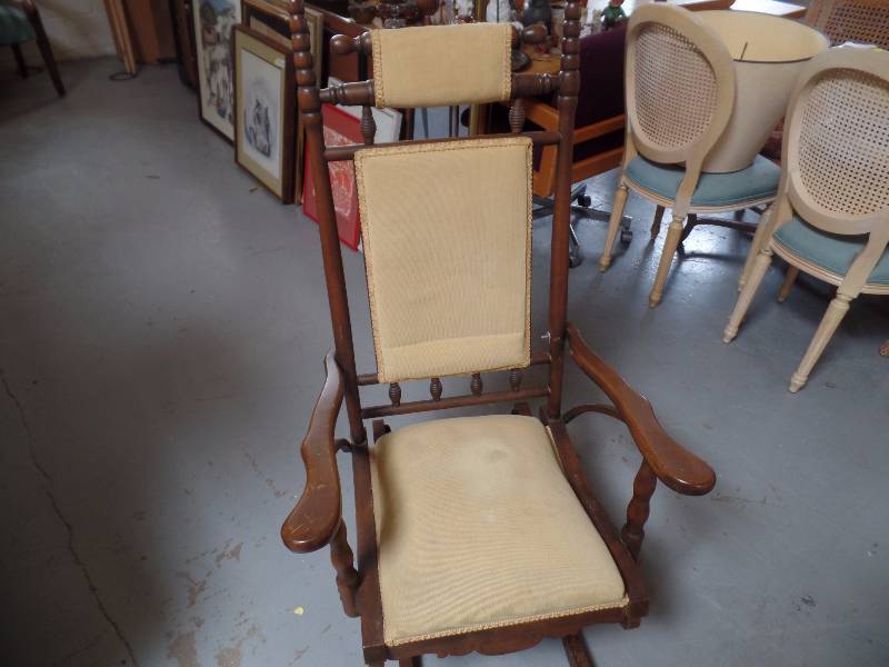 lot 24 image: Vintage Glider