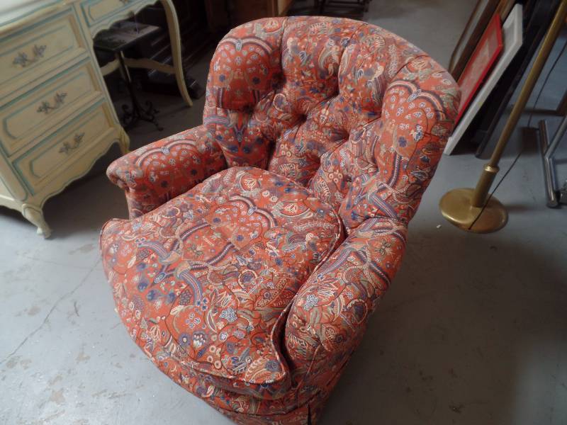 lot 25 image: Upholstered Chair
