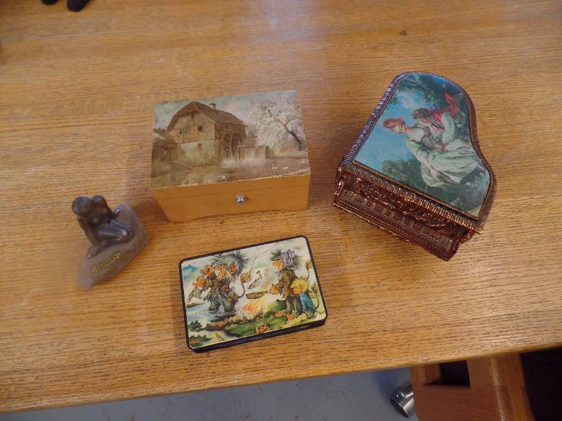 lot 42 image: Music Boxes