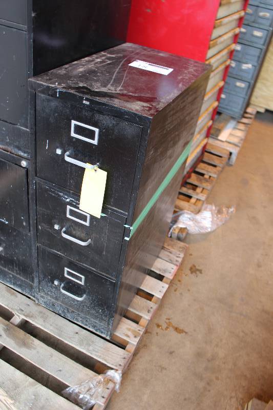 Metal Filing Cabinet w3 Drawers 27 x 15 x 43.