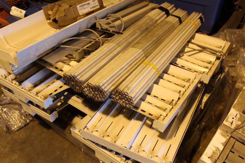Lot of (6) Fluorescent Light Fixtures w.75 Lamp Ballast 18 x 48.