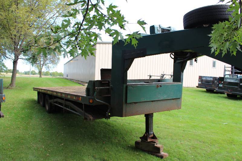 lot 12 image: 1978 RediHaul Goose Neck Fifth Wheel Trailer wWinch