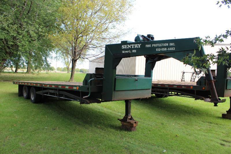 lot 10 image: 1978 RediHaul Goose Neck Fifth Wheel Trailer wWinch
